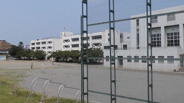 中学校　多摩市立多摩中学校（中学校）まで1419m