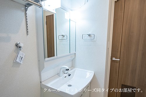 洗面設備　ゆったりとスペースのある洗面所