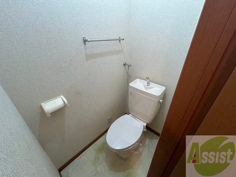 トイレ　トイレです。タオル掛けもついて便利ですね。
