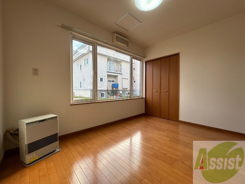 その他部屋・スペース　寝室はこちらです。光が差し込む、温かみのあるお部屋です。