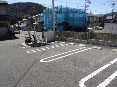駐車場　駐車場があるので、車を買う予定の方も安心です