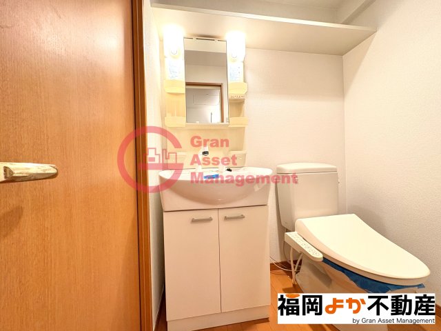 洗面設備　独立洗面台あり、毎朝おしゃれに忙しい女性の方におすすめです