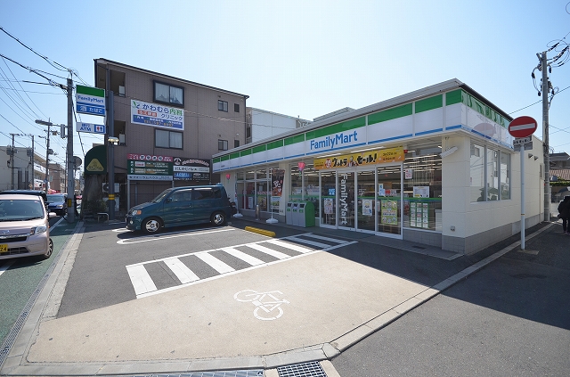 コンビニ　ファミリーマート　高須駅前店（コンビニ）まで200m