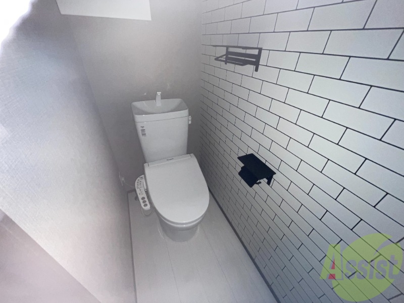 トイレ　温水洗浄便座付きのトイレです。クロスもお洒落ですね