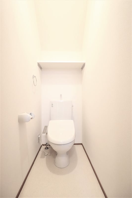 トイレ　温水洗浄便座付きのトイレです。