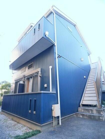 建物外観　きれいなブルーの外観　日当たり良好