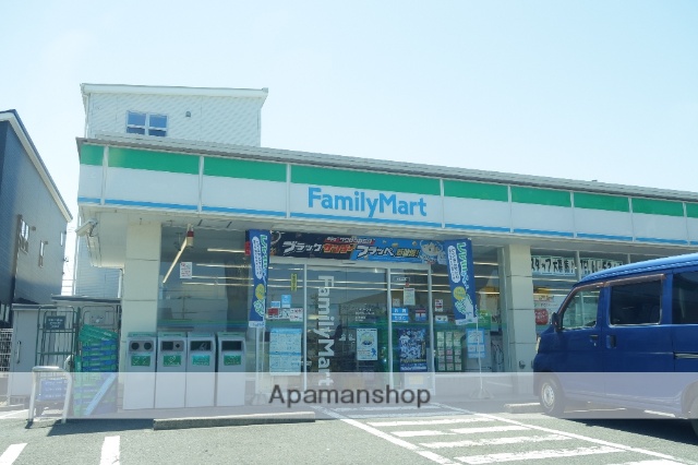 コンビニ　ファミリーマート（コンビニ）まで700m