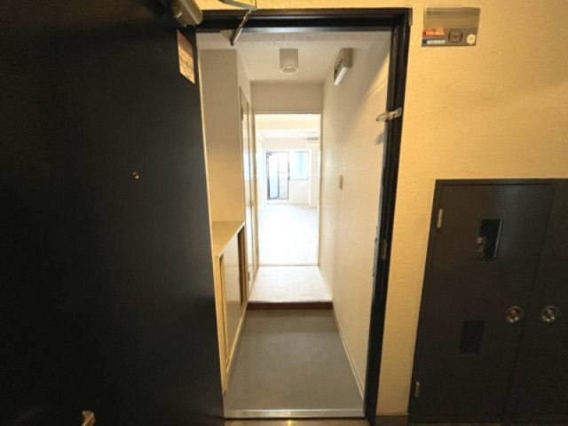 玄関　イメージとして同マンション他部屋を表示しています