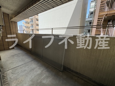 バルコニー　暖かな日差しのふりそそぐバルコニー