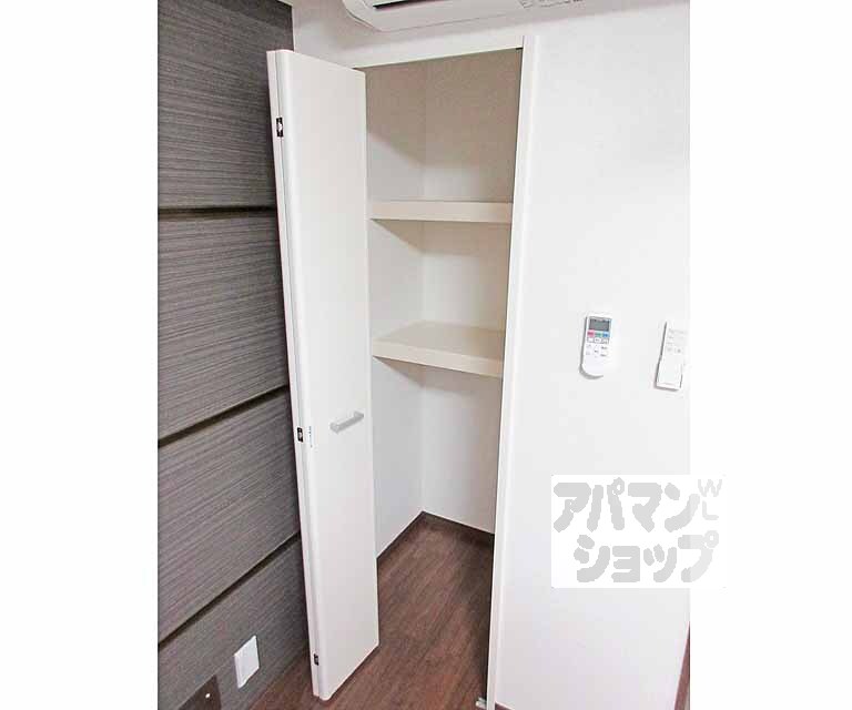 収納　棚付きの収納スペースで荷物を整理しやすい！