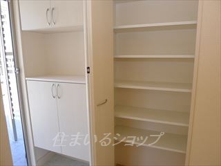 玄関　シューズボックスと収納棚