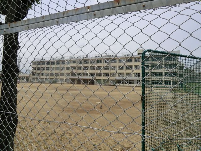 中学校　日野市立平山中学校（中学校）まで424m