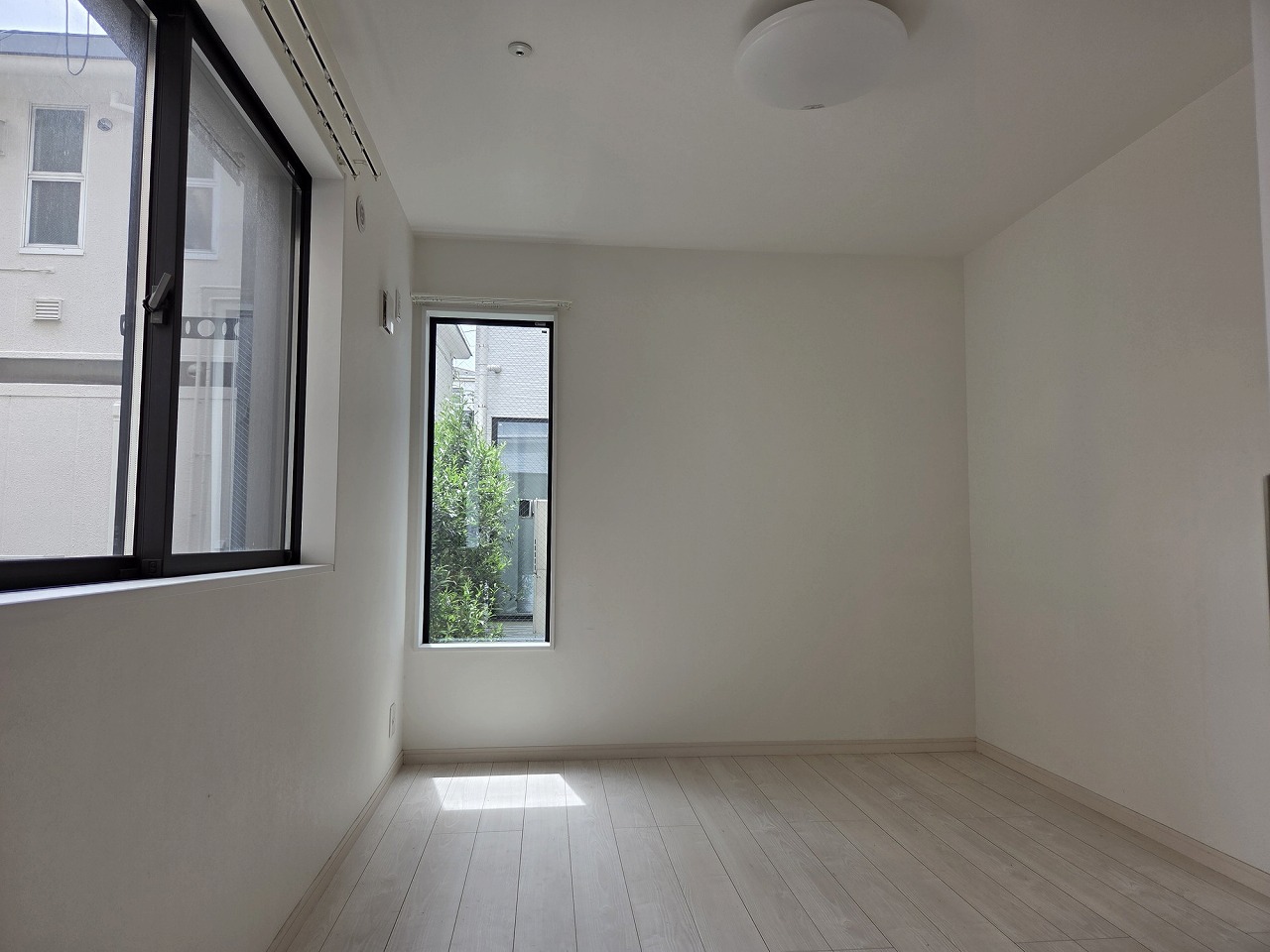 その他部屋・スペース　6.1帖の洋室です。角部屋で開放感も良好です。