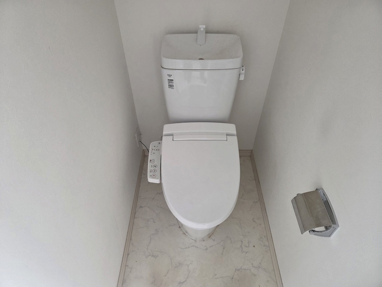 トイレ　ウォシュレット付のトイレ。ゆとりある空間になります。