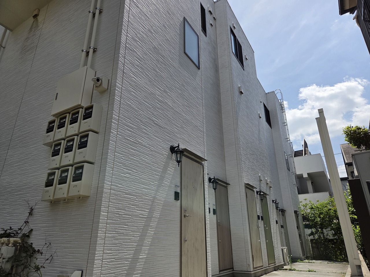 建物外観　2022年3月築の3階建9世帯の築浅物件です。