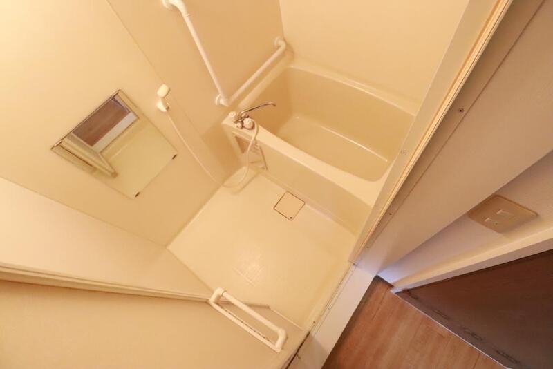 バス・シャワールーム　機能的なバスルームはトイレと別々なので、広々としていますよ。