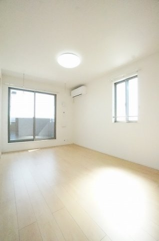 居室・リビング　こちらの居間で趣味の時間をお楽しみください