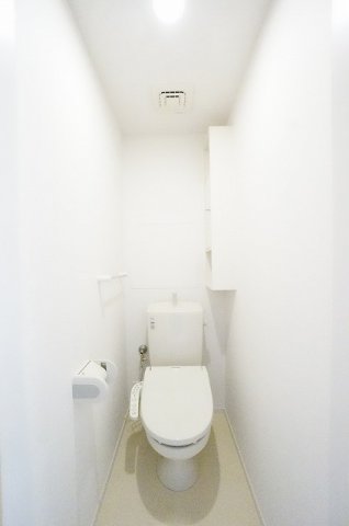 トイレ　落ち着いた色調のトイレです