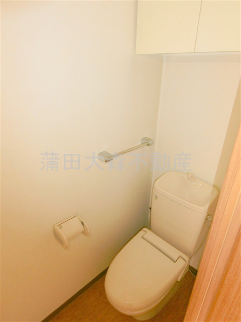 トイレ　吊戸棚収納付きのトイレ