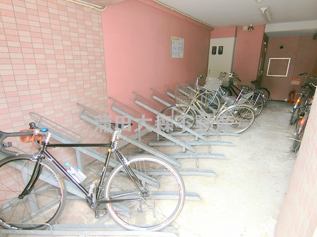 その他共有部分　屋根付きラック式の駐輪場