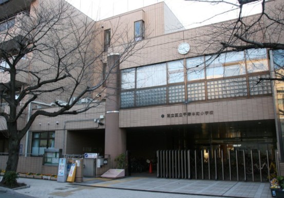 小学校　足立区立千寿本町小学校（小学校）まで528m