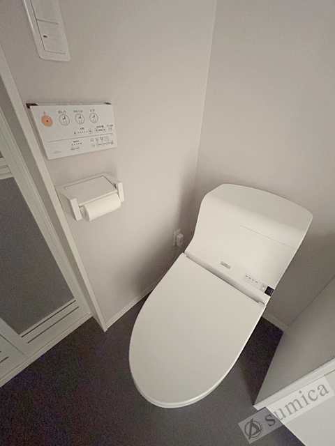 トイレ　人気アイテムの温水洗浄便座。清潔感のあるトイレです。