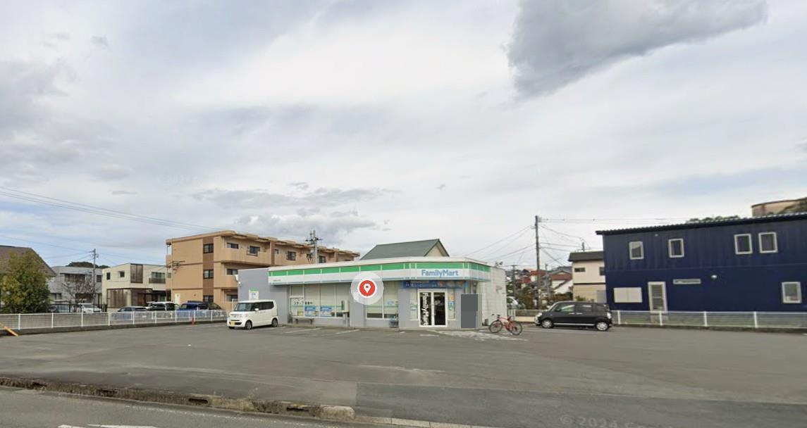 コンビニ　ファミリーマート延岡桜ヶ丘店（コンビニ）まで755m
