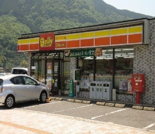 コンビニ　デイリーヤマザキ（コンビニ）まで600m