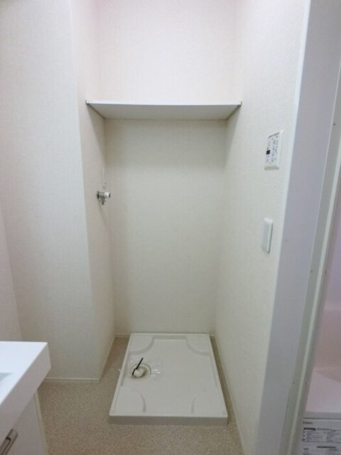 その他設備　洗面室　収納棚付き洗濯機置き場