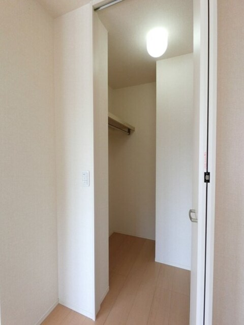 収納　洋室　ウォークインクローゼット