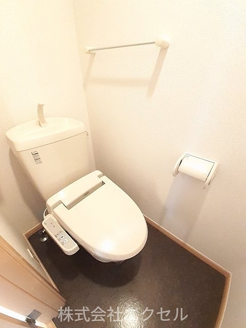 トイレ　温水洗浄便座です。