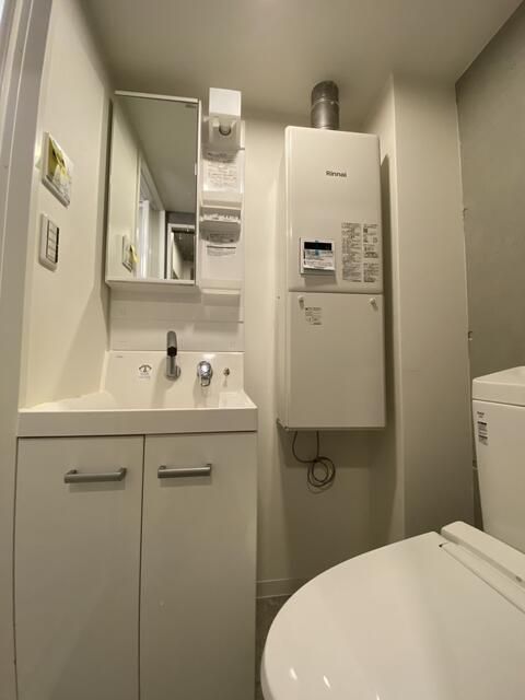 洗面設備　明るい洗面所です