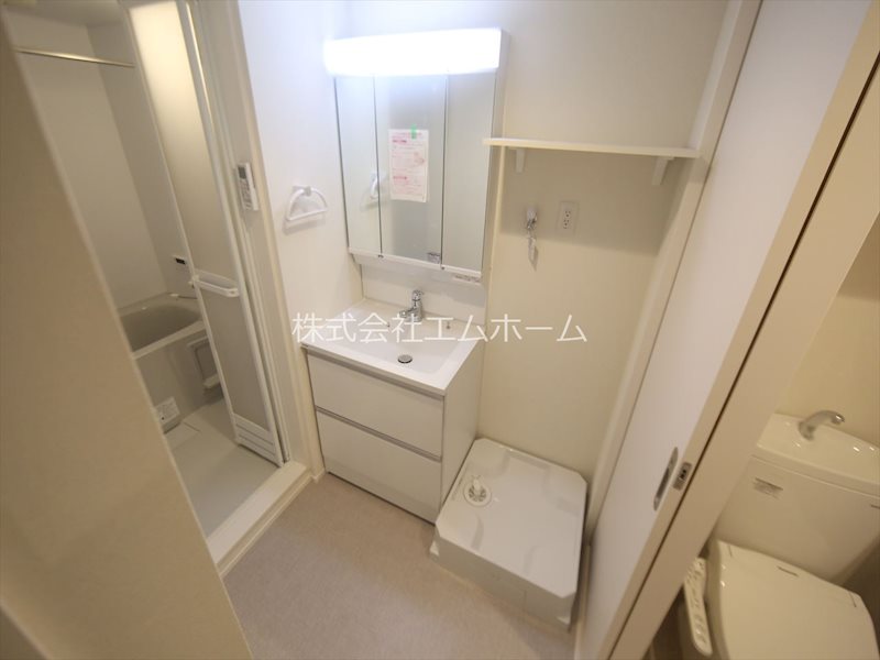 洗面設備　脱衣所　独立洗面台（シャンプードレッサー付）　同仕様写真