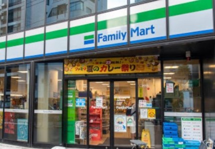 コンビニ　ファミリーマート 北参道駅前店（コンビニ）まで90m