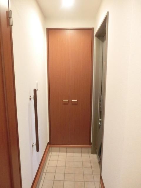 玄関　※別部屋の参考写真です。