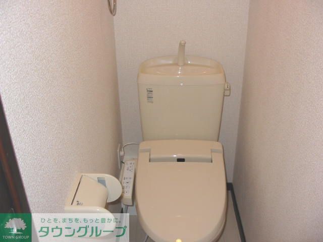 トイレ　温水洗浄便座です。