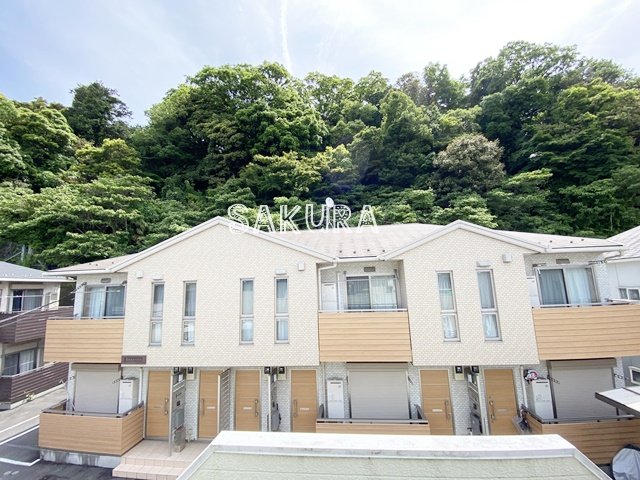 エントランス　重厚感のある建物デザイン♪