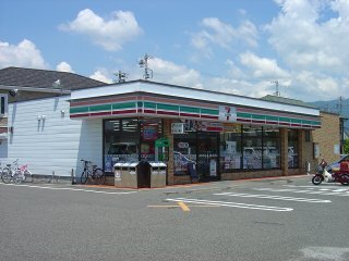 コンビニ　セブンイレブン松本井川城店（コンビニ）まで582m