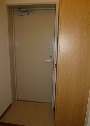 玄関　別部屋の画像を使用しております。