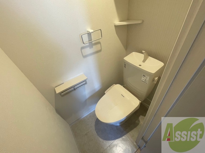 トイレ　トイレです。タオル掛けもついて便利ですね！