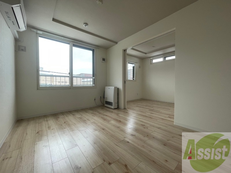 居室・リビング　リビングです。窓が大きくて明るいですね！