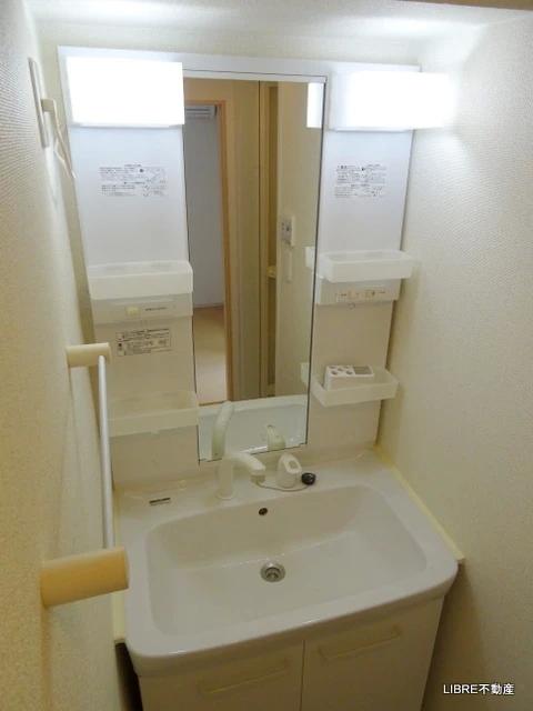洗面設備　支度に便利な独立洗面台