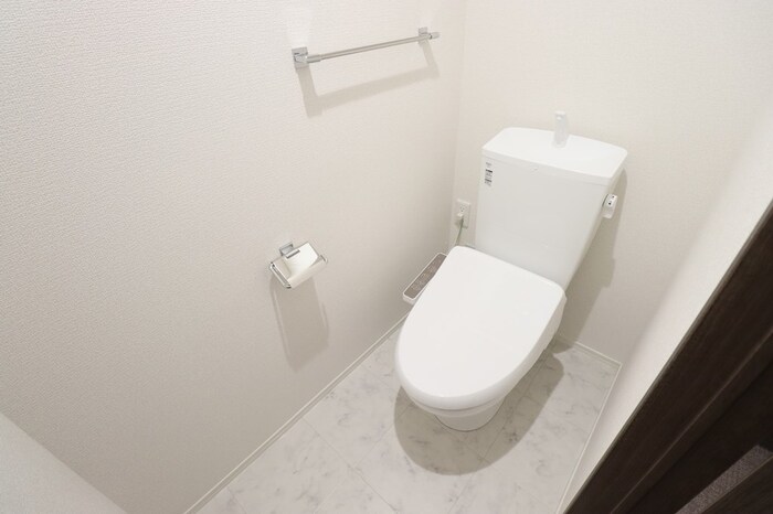 トイレ　ウォシュレット完備。暖房便座なので寒い冬でも心地よく座れます