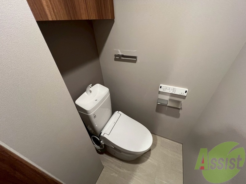 トイレ　トイレは収納スペースがあり備品を入れておくことができます。