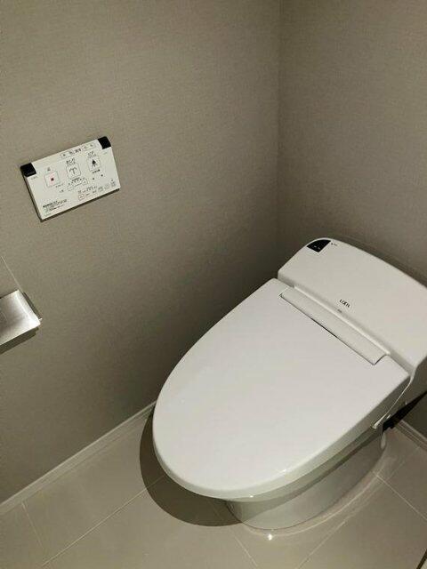 トイレ　すっきりとした印象のタンクレストイレです