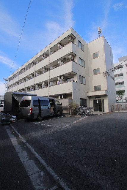 建物外観　４階建てのマンションです。
