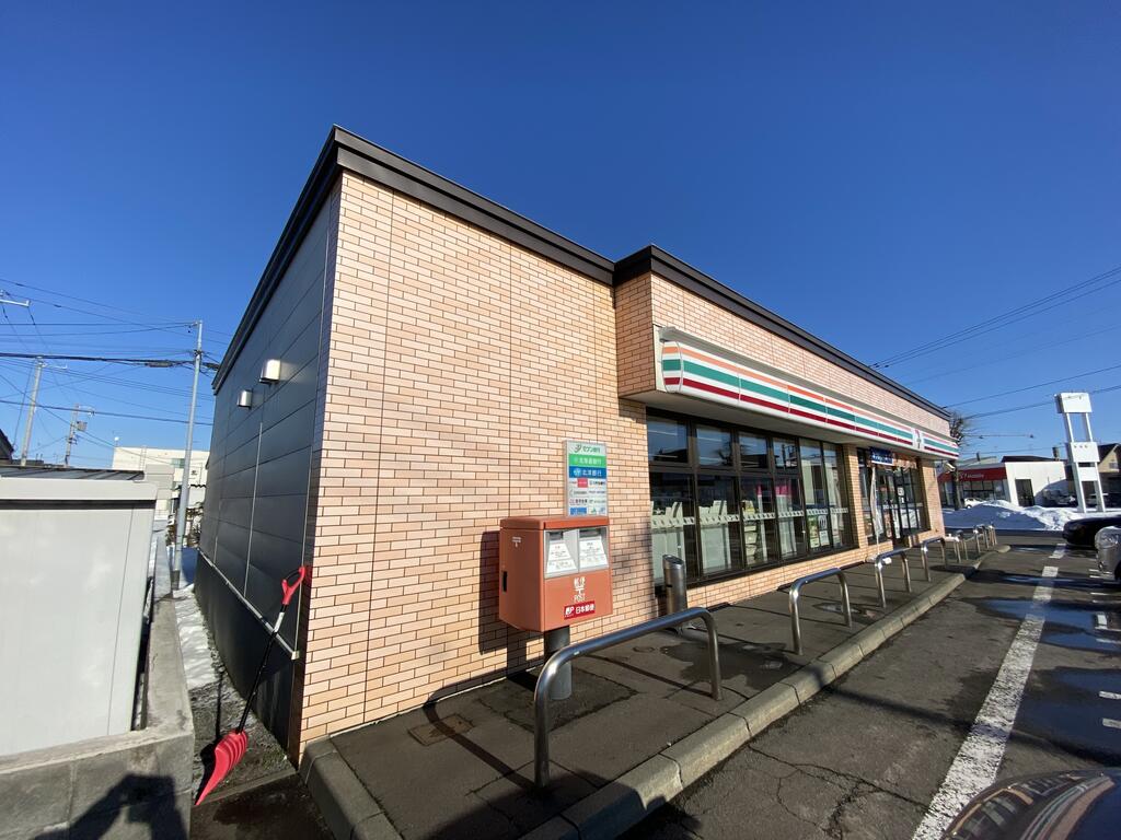 コンビニ　セブンイレブン旭川ツインハープ店（コンビニ）まで246m