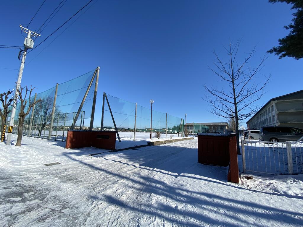 中学校　旭川市立東明中学校（中学校）まで689m