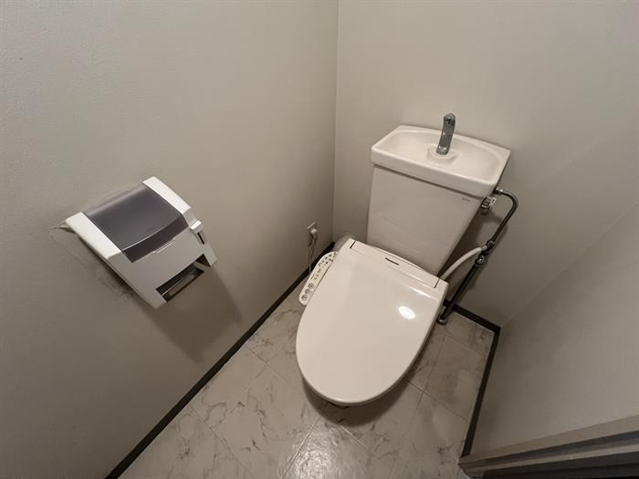 トイレ　温水洗浄便座付きのトイレになります♪