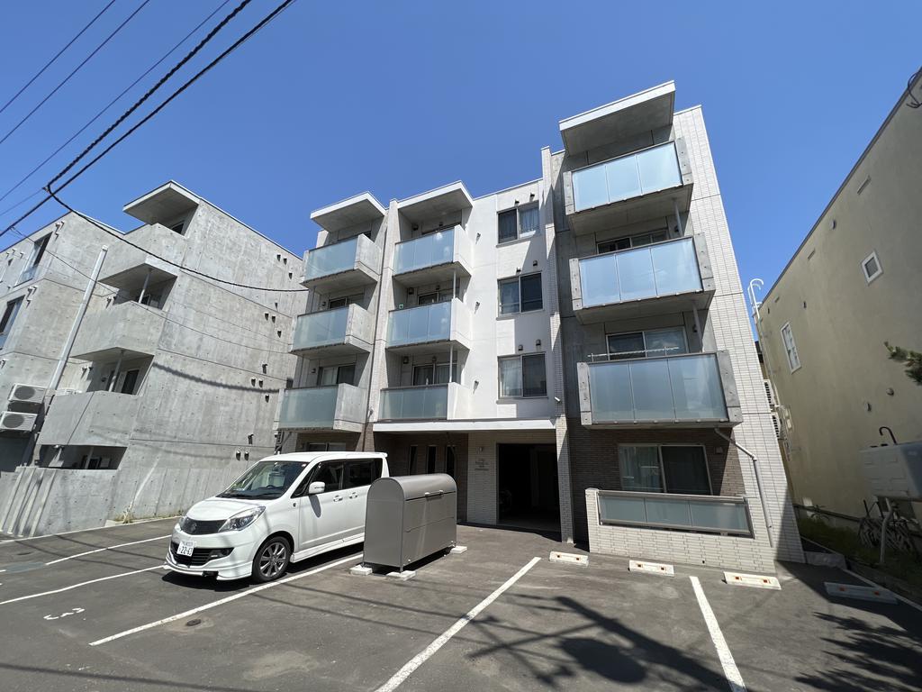 建物外観　発寒南駅から徒歩5分の好立地です♪